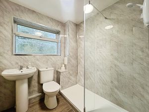 Shower room- click for photo gallery